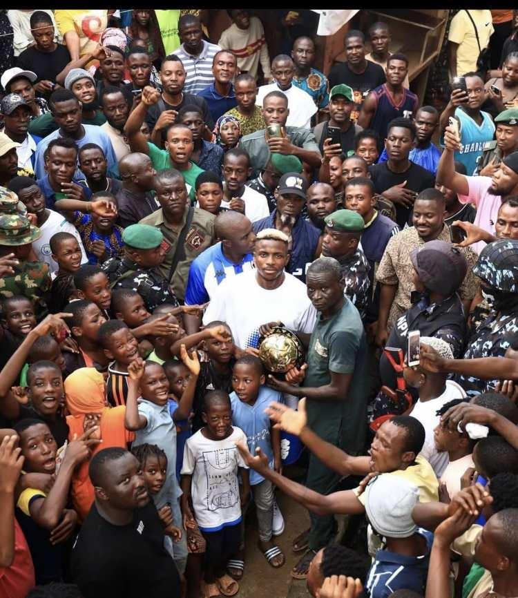 <p>Ablası Blessing'in anlattıkları, Galatasaraylı yıldızın <strong>ailenin en k&uuml;&ccedil;&uuml;ğ&uuml; olmasına rağmen olağan&uuml;st&uuml; bir sorumluluk bilinciyle hareket ettiğini</strong> ve daha o yaşlarda ailesine destek olmak i&ccedil;in <strong>b&uuml;y&uuml;k bir m&uuml;cadele verdiğini</strong> g&ouml;zler &ouml;n&uuml;ne seriyor.</p>
