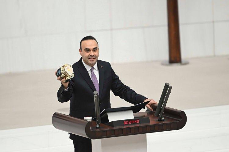 <p><span style="color:#B22222"><strong>MİLLİ HEDEF ALGILAYICI MİHAL MECLİS KÜRSÜSÜNDE</strong></span></p>

<p> </p>

<p>İnsansız Savaş uçağı Bayraktar Kızılelma’nın görüş ötesi füzesi GÖKDOĞAN’la hedef uçağı başarıyla vurduğu görevi hatırlatan Kacır, kritik bileşenleri sıraladı, TÜBİTAK SAGE tarafından geliştirilen Milli Hedef Algılayıcı MİHAL’i meclis kürsüsünden gösterdi.</p>
