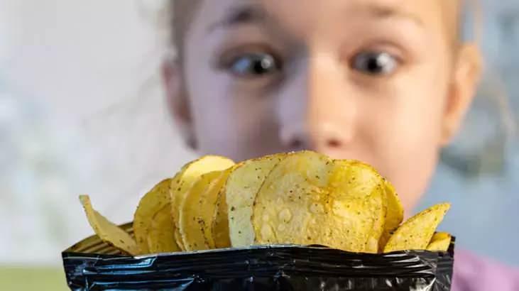 <p><strong>Tuzlu gıda tüketimi</strong> sonrası meydana gelen aşırı susuzluk hissi bir rastlantı değil, vücudumuzun bize verdiği bir alarmdır.</p>
