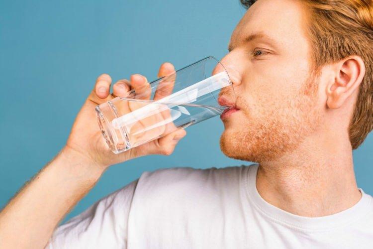 <p>Fazla tuz tüketimi sonrası, vücudumuz <strong>sodyum</strong> ve <strong>su</strong> dengesini korumak için çalışmaya başlar ve su, fazla tuzun böbrekler aracılığıyla vücuttan atılmasını kolaylaştıracağı için buna bağlı olarak bol su içme isteği ortaya çıkar.</p>
