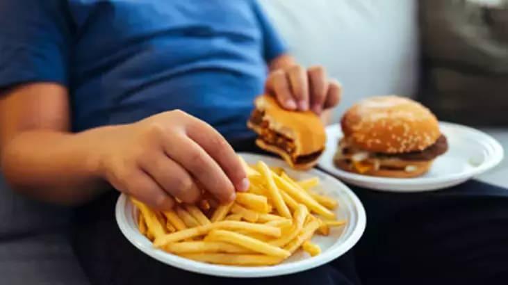 <p>V&uuml;cudumuzun <strong>sodyum</strong> ve <strong>su</strong> dengesini sağlamak i&ccedil;in aynı zamanda birka&ccedil; şeye daha yapmamız gerekir.</p>
