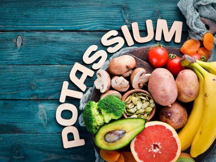 <p><strong>Potasyum</strong>, v&uuml;cudun <strong>sodyum</strong> dengesini sağlamada olduk&ccedil;a &ouml;nemli bir elementtir.</p>
