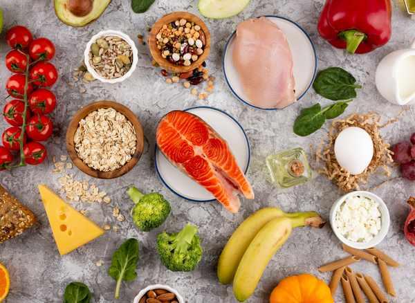 <p>Aşırı tuzlu gıdalar t&uuml;kettikten sonra&nbsp;<strong>potasyum oranı y&uuml;ksek muz, portakal, ıspanak</strong>&nbsp;ve&nbsp;<strong>tatlı patates</strong>&nbsp;gibi gıdalar t&uuml;ketmek v&uuml;cudun dengeyi daha hızlı kurmasına yardımcı olur.</p>
