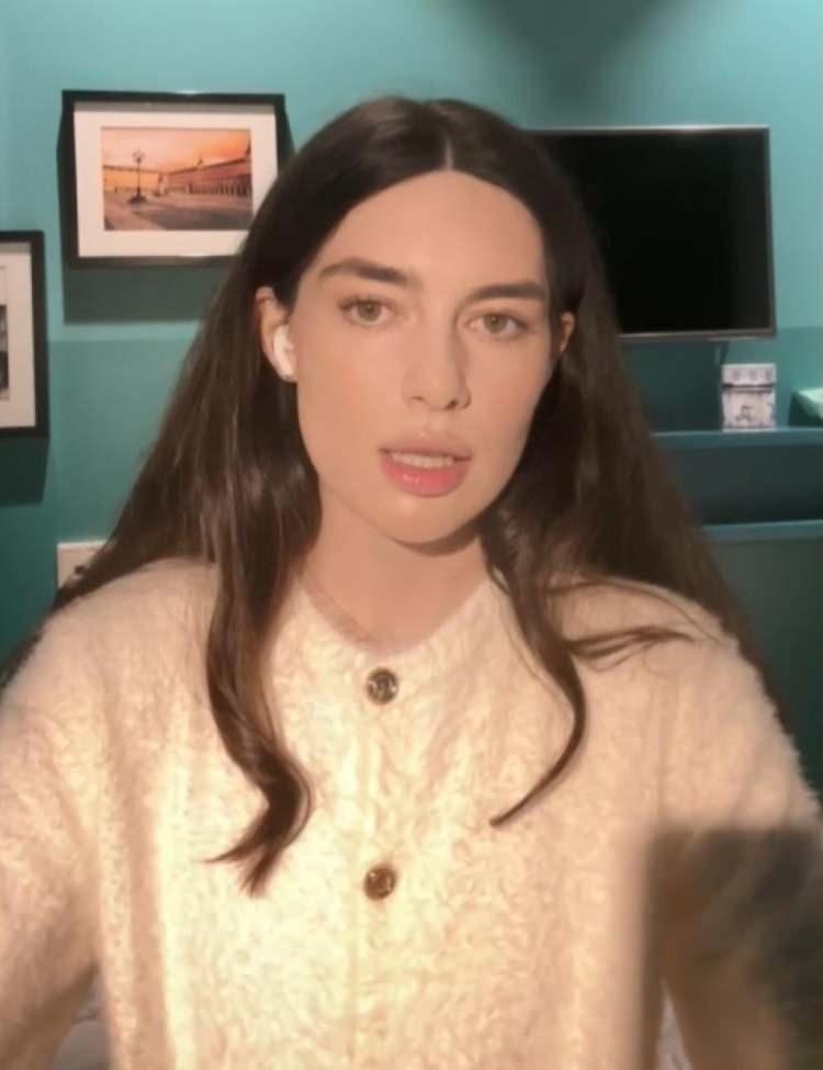 <p><strong><span style="color:rgb(178, 34, 34)">BAŞINI FAYANSA ÇARPTI</span></strong></p>

<p>Dengesini kaybederek yere düştüğünü söyleyen Avdienko, başını fayansa çarptı. Ağrı, baş dönmesi ve mide bulantısı yaşayan Avdienko, ayağa kalmaya çalıştığı sırada Büşra Karakaş’ın bir kez daha saçlarını çektiğini söyledi. Partideki diğer davetliler tarafından yerden kaldırılan Avdienko, olay sonrası cep telefonuyla yaşananları kaydetti. Olayın ardından A.D. ve Büşra Karakaş içeri geçerken Avdienko ise arkadaşıyla partiden ayrıldı.</p>
