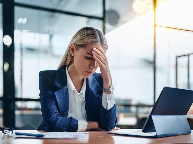 <p>İşe başlama saatinden 40 dakika önce giriş yapmayı alışkanlık haline getiren çalışan, işten atıldı.</p>
