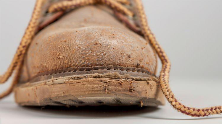 <p><span style="color:#B22222"><strong>Ayakkabısındaki Bağcık Kopuk Olması:</strong></span></p>

<p>&nbsp;</p>

<p>&Ccedil;alışanın ayakkabısının bağcığının &ccedil;&ouml;z&uuml;lm&uuml;ş olması nedeniyle g&uuml;venlik riski oluşturduğu bahanesiyle işten &ccedil;ıkarılması.</p>
