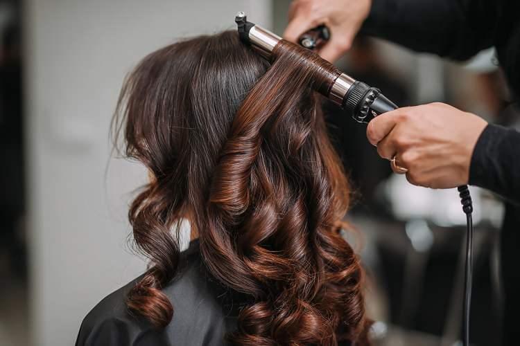 <p><span style="color:#B22222"><strong>K&ouml;t&uuml; Bir Sa&ccedil; Kesimine Sahip Olmak:</strong> </span></p>

<p>&nbsp;</p>

<p>&Ccedil;alışanın sa&ccedil; stilinin şirket standartlarına uymadığı veya "profesyonel" g&ouml;r&uuml;nmediği iddiasıyla kovulması.</p>
