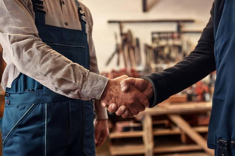 <p><span style="color:#B22222"><strong>Patronu Bir Hayvanla Karşılaştırmak:</strong> </span></p>

<p>&nbsp;</p>

<p>Şirket i&ccedil;i bir konuşmada patronu bir hayvana benzeten bir espri yapılması. (&Ouml;zellikle sosyal medyada veya e-postada yakalanırsa.)</p>

<p>&nbsp;</p>
