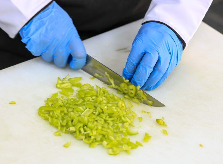 <p><span style="color:#B22222"><strong>Yemekleri &Ccedil;ok Yavaş Hazırlamak:</strong></span></p>

<p>&nbsp;</p>

<p>Bir fast-food restoranı &ccedil;alışanının, yiyecekleri standart hızdan daha yavaş hazırladığı ve bunun m&uuml;şteri memnuniyetini d&uuml;ş&uuml;rd&uuml;ğ&uuml; gerek&ccedil;esiyle kovulması.</p>

<p>&nbsp;</p>
