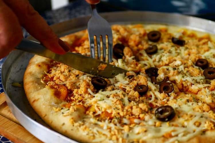 <p><span style="color:#B22222"><strong>Yanlış Pizza Yemek:</strong> </span></p>

<p>&nbsp;</p>

<p>Bir pizza d&uuml;kkanı &ccedil;alışanının, m&uuml;şterinin yanlışlıkla sipariş edip almadığı bir pizzayı yediği i&ccedil;in "hırsızlık" su&ccedil;lamasıyla işten &ccedil;ıkarılması.</p>

<p>&nbsp;</p>
