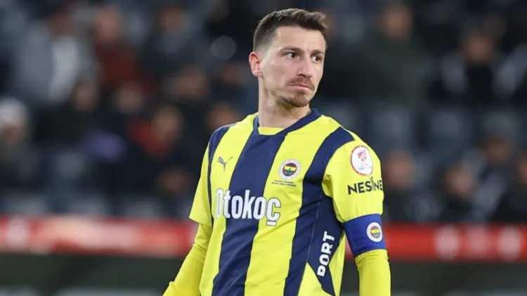 <p>Bahis soruşturmasında tutuklanan Fenerbahçe kaptanı Mert Hakan Yandaş ile ilgili sosyal medyada gündem olan fotoğraflar ortaya çıktı.</p>

