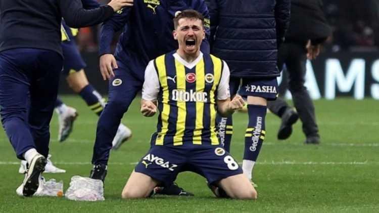 <p>Futbolcunun telefonunda, yasa dışı bahis siteleri üzerinden oynanan “Sweet Bonanza” adlı oyuna ait görseller bulundu.</p>
