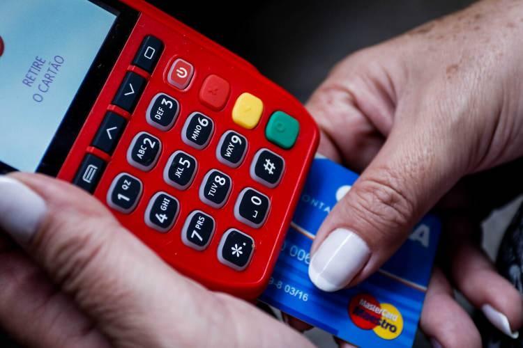 <p><span style="color:#B22222"><strong>FİZİKSEL KREDİ KARTLARI&nbsp;</strong></span></p>
