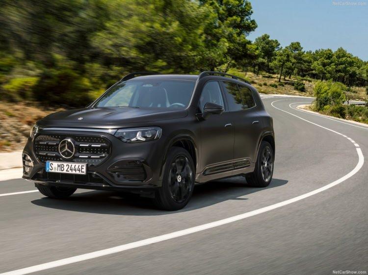 <p>20 in&ccedil; jantlarla standart olarak sunulan adaptif s&ouml;n&uuml;mlemeli s&uuml;spansiyon, &ouml;zellikle konforlu veya alternatif olarak daha sportif bir s&uuml;r&uuml;ş deneyimi sağlıyor. S&uuml;r&uuml;c&uuml;ler, DYNAMIC SELECT kumandasını kullanarak aracın s&ouml;n&uuml;mleme karakteristiklerini değiştirebiliyor. Daha konforlu bir s&ouml;n&uuml;mleme sunan Comfort modu ile daha sert ve sportif bir ayar sunan Sport modu arasında se&ccedil;im yapabiliyorlar.</p>
