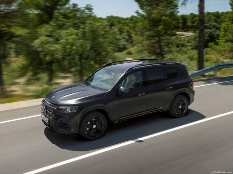 <p>Yeni GLB, pazara &ccedil;ıkmasını takip eden aylarda, &ccedil;ekici bir giriş seviyesi elektrikli model ve 48 volt teknolojisi ile şanzımana entegre edilmiş bir elektrik motoruna sahip y&uuml;ksek teknolojili bir hibrit olarak da satışa sunulacak.</p>
