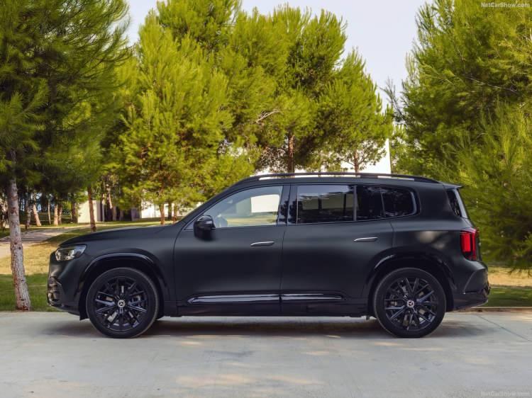 <p>Isıtma işlemi, biri araca biner binmez otomatik olarak başlıyor. Mercedes Benz öncelikle üst vücudu ve elleri ısıtmaya odaklanıyor. Bu, önceden ısıtılmasa bile hızlı bir konfor sağlıyor. Ayrıca, sistem artık daha sezgisel ve kullanımı daha kolay. Yolcular şarj ederken, araçta otururken veya hatta uyurken, sistem akıllı ve öngörülü çalışma stratejisi sayesinde ısıtma ve soğutmayı sorunsuz bir şekilde düzenliyor.</p>
