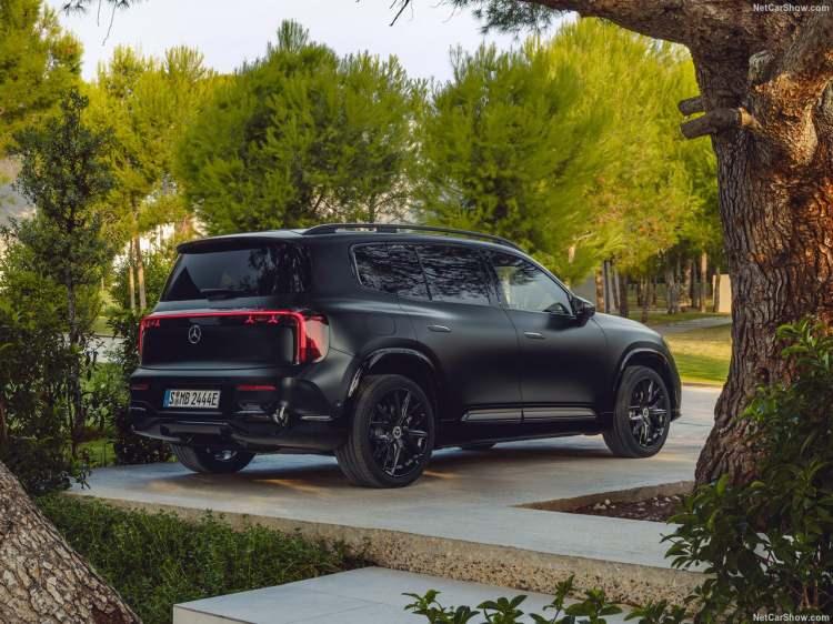 <p>Yeni GLB, verimlilik ve iklim konforunu yeni bir seviyeye taşıyor. Örneğin, -7 derecelik soğuktaki 20 dakikalık bir yolculukta, arabanın içi önceki modele göre iki kat daha hızlı ısınıyor. Bu, geleneksel motora sahip bir modelin ısıtma süresini bile geride bıraktığı anlamına geliyor. Önceki modele kıyasla, GLB bunun için sadece yaklaşık yarısı kadar enerjiye ihtiyaç duyuyor. Bu, elektrikli menzili üzerinde de olumlu bir etkiye sahip.</p>
