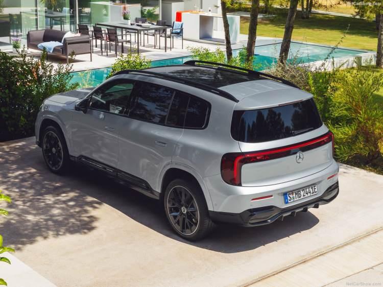 <p>4MATIC versiyonlarında çekiş gücü gerektiğinde, ön akstaki elektrik motoru anında devreye giriyor. 4MATIC modellerinde TERRAIN MODE özelliği de bulunuyor. Bu sürüş programı, arazi ve çakıllı yollarda sürücüyü desteklemek için sürüş sistemini, direksiyonu ve frenlerin özelliklerini ayarlıyor. </p>
