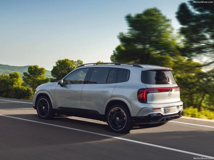 <p>Dik bir &ouml;n tasarım, eğimli olmayan bir &ouml;n cam ve kısa &ccedil;ıkıntılarla g&uuml;&ccedil;l&uuml; SUV oranları, aracın yandan g&ouml;r&uuml;n&uuml;m&uuml;n&uuml; karakterize ediyor. &Ccedil;evresel &ccedil;amurluk kaplamaları ve &ouml;nde ve arkada yer alan g&ouml;rsel korumalar, aracın arazi karakterini vurguluyor. Geniş iz a&ccedil;ıklığı ve g&ouml;vdeyle hizalı yerleştirilmiş jantlar, kaslı omuz &ccedil;izgileriyle birleşerek GLB&rsquo;ye g&uuml;&ccedil;l&uuml; bir g&ouml;r&uuml;n&uuml;m kazandırıyor.</p>
