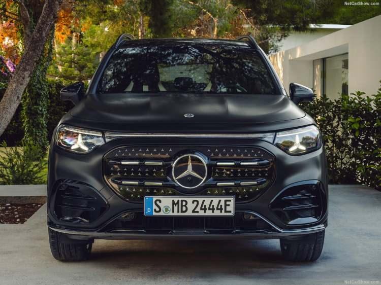 <p>Krom g&ouml;r&uuml;n&uuml;ml&uuml; toplam 94 adet ayrı animasyonlu LED yıldız, ikonik radyat&ouml;r ızgarasının &ouml;ne &ccedil;ıkan detaylarını oluşturuyor. &Uuml;lkelerdeki d&uuml;zenlemelere bağlı olarak, ortadaki yıldız tamamen veya kısmen aydınlatılıyor. GLB hibrit modelini g&ouml;rsel olarak ayıran az sayıdaki &ouml;zellikten biri ise, klasik Mercedes-Benz desenine sahip krom kaplı radyat&ouml;r ızgarası ve bunu &ccedil;evreleyen standart LED ışık &ccedil;izgisi.</p>
