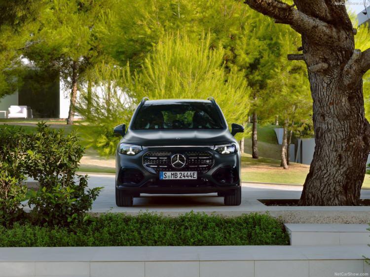 <p>Geniş panoramik tavan, segmentinde yeni bir standart belirliyor. Olağan&uuml;st&uuml; geniş ve a&ccedil;ık bir alan hissi yaratıyor. G&uuml;neş ışınlarından korunmak i&ccedil;in, i&ccedil; kısımda kızıl&ouml;tesi yansıtıcı ve d&uuml;ş&uuml;k emisyonlu (LowE) kaplamaya sahip ısı yalıtımlı lamine g&uuml;venlik camı bulunuyor. Yaz aylarında aracın i&ccedil;inin ısınmasını azaltırken kışın ise LowE kaplama, i&ccedil; mek&acirc;n ısısını geri yansıtarak ısı kaybını azaltıyor. Yaklaşık 200 nanometre kalınlığıyla, &ccedil;apı yaklaşık 50.000 nanometre olan insan sa&ccedil; telinden daha ince.</p>
