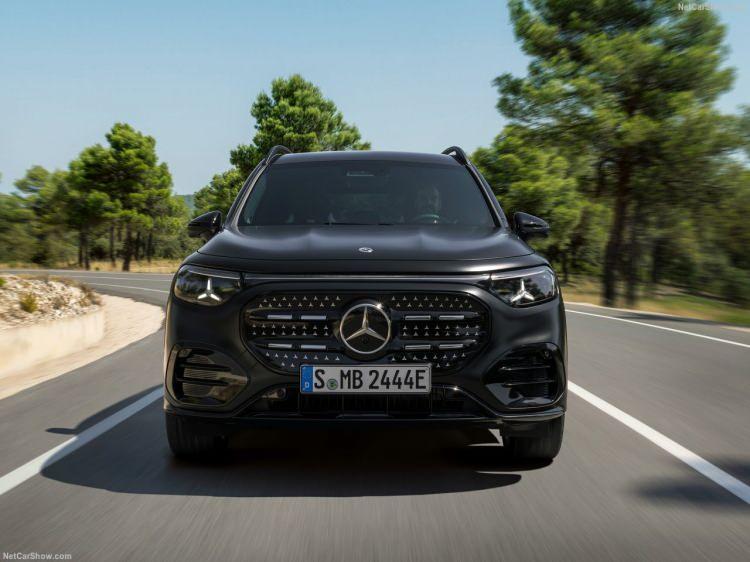 <p>Progressive, AMG ve AMG Plus tasarım konseptleri ile Gece Paketi ve diğer donanım se&ccedil;enekleri sayesinde GLB, m&uuml;şteri gereksinimlerine uyacak şekilde &ccedil;ok &ccedil;eşitli şekillerde yapılandırılabiliyor. Ayrıca &ccedil;ok sayıda trim elemanı ve i&ccedil; malzeme se&ccedil;eneği de mevcut. Bir başka kişiselleştirme se&ccedil;eneği ise MBUX Superscreen i&ccedil;in 11 ortam stili. Bu sayede kullanıcılar ara&ccedil;ta kişisel bir atmosfer yaratabiliyor. G&ouml;stergeler, kumandalar ve ortam aydınlatması dahil olmak &uuml;zere g&ouml;sterge panelinin renk d&uuml;zeni, bu arka plan motifleriyle uyumlu hale getirilebiliyor.</p>
