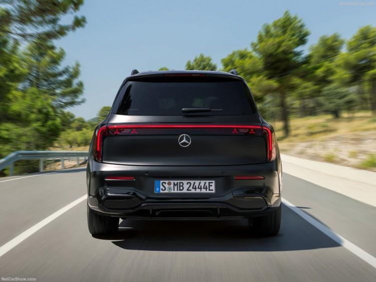 <p>Bagaj bölmesini genişletmek için, isteğe bağlı üçüncü sıra koltuklar yükleme zemini içine indirilebiliyor. Beş koltuklu modelde, yüksekliği ayarlanabilir yükleme bölmesi zemini çeşitli şekillerde kullanılabiliyor. Yükleme yüksekliğini en üst düzeye çıkarmak veya daha küçük eşyaları çift zeminde saklamak için kullanılabiliyor.</p>
