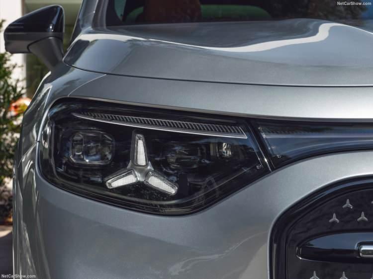 <p>Opsiyonel üçüncü sıradaki iki ek koltuk, boyu 1,68 metreye kadar olanlara da yeterli konfor sunuyor. Easy Entry işlevinin 23 milimetre daha uzun ayar aralığı ve genişletilmiş arka kapı açıklığı sayesinde, üçüncü sıra koltuklara binmek artık daha kolay. Günlük kullanımda fark yaratacak bir diğer artı da kapıların eşiklere kadar uzanması. Bu, giriş konforu sağlamanın yanında kapı açıklığını (ve dolayısıyla kıyafetleri) kirden korur hale getiriyor.</p>
