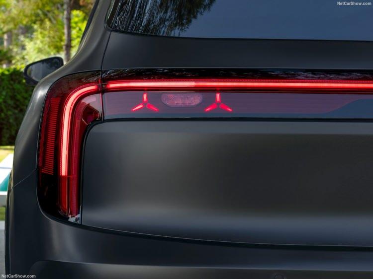 <p>SUV'nin tavan çizgisi ve standart panoramik tavan sayesinde yeni elektrikli GLB, ilk iki koltuk sırasındaki baş mesafesinde belirgin bir artış sunuyor. Yolcular, artık arka koltuklarda da daha fazla bacak mesafesine sahip. İkinci sıradaki koltukların konforu, diğer özelliklerin yanı sıra, artık daha uzun uyluk desteği ile belirgin şekilde iyileştirildi.</p>
