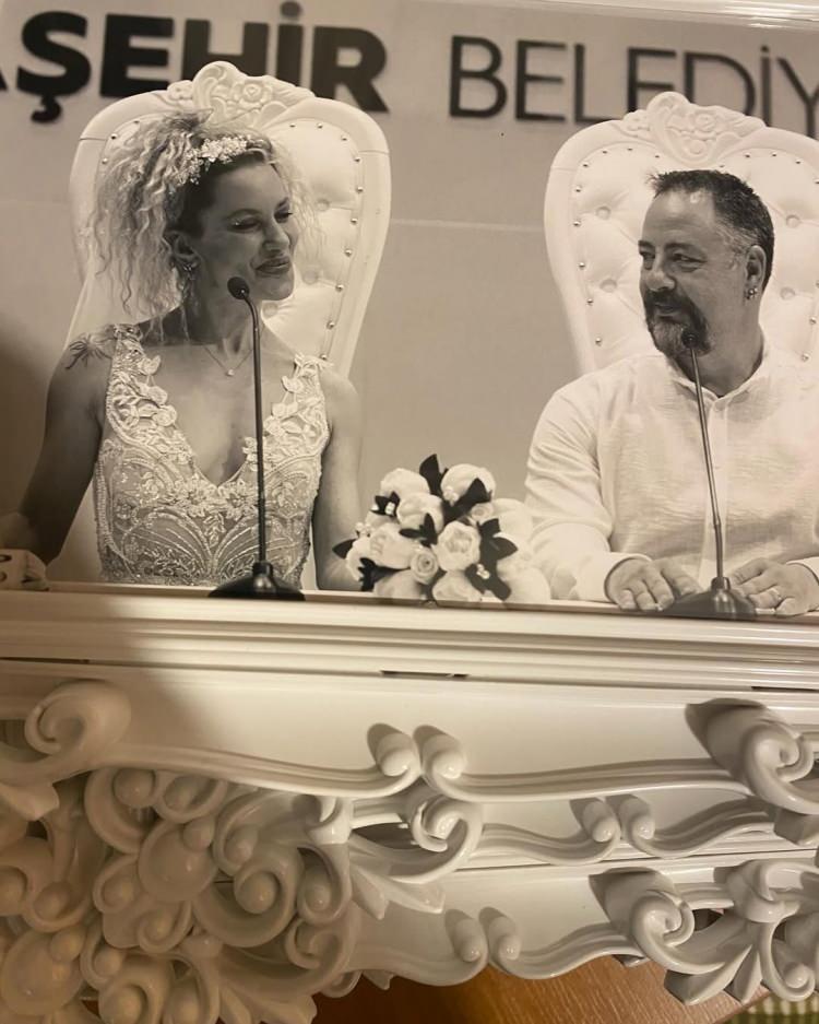 <p><span style="color:#800080"><strong>SESSİZ SEDASIZ EVLENMİŞTİ</strong></span></p>
