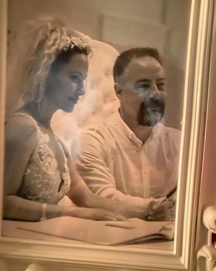 <p>Bir süredir gözlerden uzak bir yaşam sürdüren ve oyunculuğu bırakarak kariyerine <strong>keman sanatçısı</strong> olarak devam eden Asyalı, çeşitli mekanlarda sahne almaya devam ediyordu. </p>
