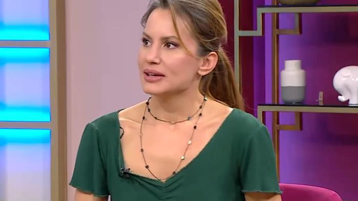 <p><span style="color:#800080"><em><strong>"Altı aylık evliliğim boyunca &ccedil;ok sayıda hakaret ve ardından şiddete d&ouml;n&uuml;şen durumlar yaşadım. Susmak istemedim. Bug&uuml;ne kadar sustum &ccedil;&uuml;nk&uuml; tehdit ediliyordum.</strong></em></span></p>

<p>&nbsp;</p>

<p><span style="color:#800080"><em><strong>En son ki durumda dedim ki bu iş bitsin. Terastan itmeye kalktı aşağıya ka&ccedil;tım. Defalarca sahilde iş arkadaşlarımın ve &ccedil;ocuklarımın yanında hem hakaret, hem manip&uuml;lasyon gibi davranışlarda bulundu.</strong></em></span></p>

<p>&nbsp;</p>

<p><span style="color:#800080"><em><strong>Parmağındaki y&uuml;z&uuml;kle y&uuml;z&uuml;me vurdu. Uyuduğum sırada evime girip ne varsa her şeyi par&ccedil;aladı."</strong></em></span></p>
