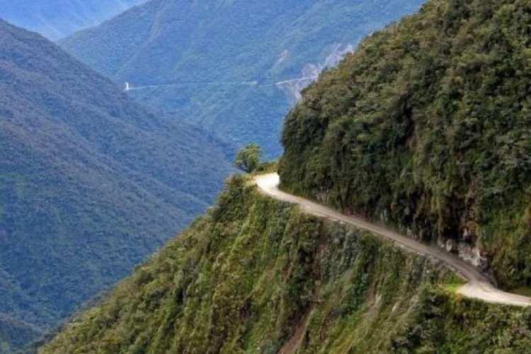 <p>Deniz seviyesinden 1.712-2.035 metre yükseklikteki bu etapta tam 17 keskin viraj yer alıyor. Bazı noktalarda eğimin yüzde 17'ye ulaşması ise sürüşü daha da zorlaştırıyor.</p>
