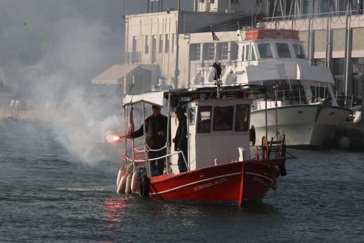 <p>Volos kentinin limanında bir araya gelen çok sayıda çiftçi ve hayvancı, traktörlerle limanın ana girişlerini kapattı.</p>
