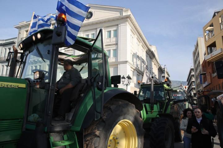 <p>Bölgedeki balıkçılar da tekneleriyle açıkta bekleyerek eyleme destek verdi.</p>
