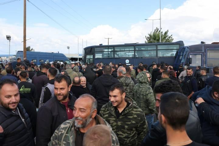 <p>Yunan basını, protestoların "oldukça karmaşık bir hal aldığını" yazdı.</p>
