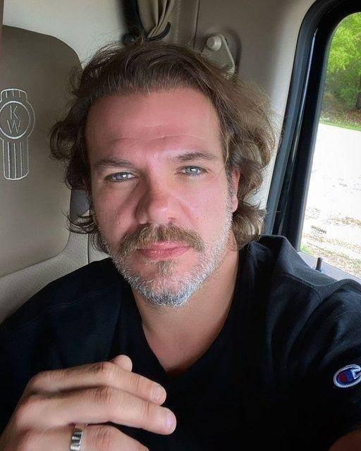 <p><strong>2000'li yılların en &ccedil;ok izlenen yapımı 'Yaprak D&ouml;k&uuml;m&uuml;'nde oynadığı "Oğuz" rol&uuml;yle hafızalara kazınan Tolga Karel, bir s&uuml;redir eşi ve &ccedil;ocuklarıyla birlikte yaşamını ABD'de s&uuml;rd&uuml;r&uuml;yor.&nbsp;</strong></p>
