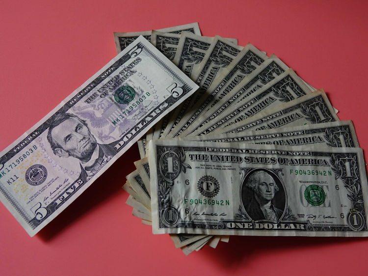 <p><span style="color:#B22222"><strong>35. 2021:</strong></span></p>

<p>&nbsp;</p>

<p>Jeff Bezos</p>

<p>&nbsp;</p>

<p>- $177 milyar</p>

<p>&nbsp;</p>
