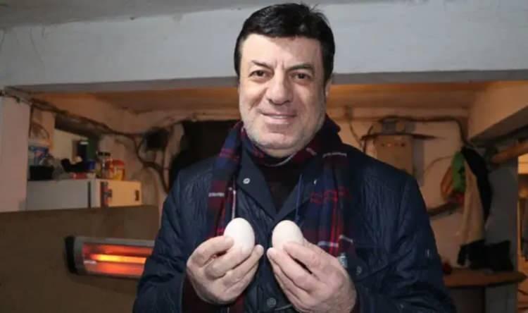 <p><span style="color:#800080"><em><strong>"Tavuk 19 ay yumurtlar, sonra yumurtadan kesilir, yenisini almak lazım. 19 ay yumurtladı, paramızı kazandık tabi &ccedil;almalar, &ccedil;ırpmalar gani. Yenisini almak yerine bırakmayı tercih ettim. M&uuml;zik sekt&ouml;r&uuml; keyifli, &ccedil;alışıp zarfımızı alıyoruz."</strong></em></span></p>
