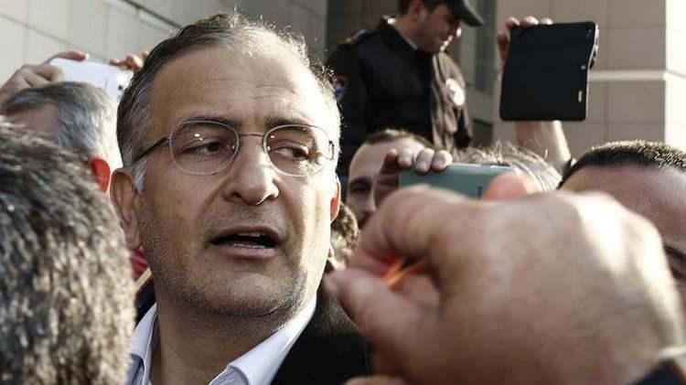 <p>Cem Uzan'ın 1 milyar TL'den fazla vergi borcu bulunuyor.</p>

<p>Uzanlar'ın dışında listede Fetullah&ccedil;ı Ter&ouml;r &Ouml;rg&uuml;t&uuml;'n&uuml;n 15 Temmuz'daki darbe girişiminden sonra firar eden &uuml;yeleri de var.&nbsp;</p>
