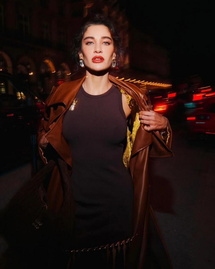 <p><span style="color:#B22222"><strong>Oyuncu Berrak T&uuml;z&uuml;nağa&ccedil;,</strong></span></p>
