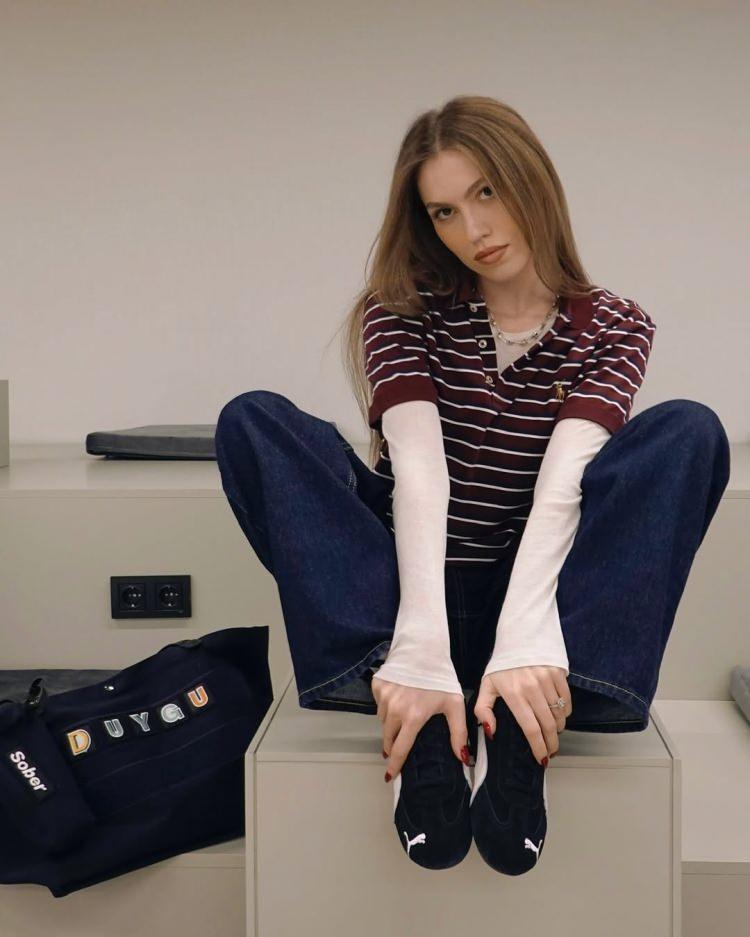 <p>Sosyal medya fenomeni Duygu &Ouml;zaslan Mutaf</p>

<p>&nbsp;</p>

<p>Kan ve sa&ccedil; &ouml;rneğinde yeşil re&ccedil;eteyle temin edilen tıbbi ila&ccedil; etken maddelerine rastlanmadı.&nbsp;</p>
