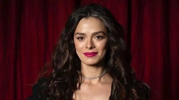 <p><span style="color:#B22222"><strong>Oyuncu &Ouml;zge &Ouml;zpirin&ccedil;ci</strong></span></p>

<p>&nbsp;</p>

<p>Analizlerde, sa&ccedil; ve kan &ouml;rneğinde herhangi bir madde tespit edilmemişti.</p>
