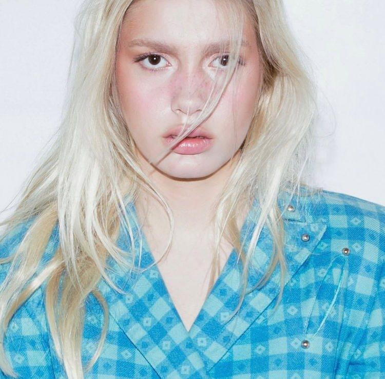 <p><span style="color:#B22222"><strong>Aleyna Tilki&nbsp;</strong></span></p>

<p>&nbsp;</p>

<p>İstanbul Cumhuriyet Başsavcılığı&rsquo;nın y&uuml;r&uuml;tt&uuml;ğ&uuml; uyuşturucu soruşturması kapsamında&nbsp;İstanbul İl Jandarma komutanlığı ekipleri tarafından g&ouml;zaltına alındı.</p>

<p>Uyuşturucu soruşturmasında Adli Tıp Kurumu'nda yapılan testlerin ardından serbest bırakıldı&nbsp;</p>

<p>&nbsp;</p>

<p>&nbsp;</p>
