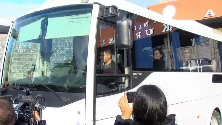 <p><span style="color:#B22222"><strong>İHLAL OLURSA YARGILANACAKLAR</strong></span></p>

<p>Soruşturma kapsamında, TCK 191'e g&ouml;re, uyuşturucu madde kullandığı tespit edilen kişiler hakkında savcılık "kamu davasının a&ccedil;ılmasının ertelenmesi" kararı verebilir.</p>

<p>Bu durumda ş&uuml;pheliler, 5 yıl boyunca denetim altında tutulabilir.</p>

<p>Ancak 5 yıl i&ccedil;erisinde uyuşturucu kullandığı i&ccedil;in denetim altında olan kişilerin ihlal etmesi halinde dava a&ccedil;ılabilir.</p>
