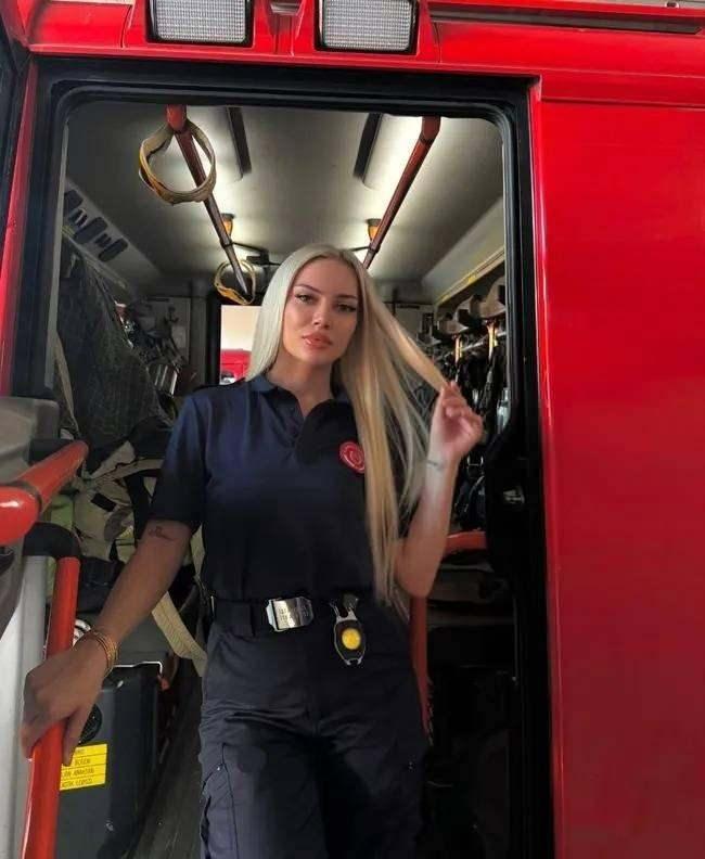 <p><span style="color:inherit">M&uuml;mine Senna Yıldız'ın Acil Durum ve Afet Y&ouml;netimi'nde lisans eğitimi yapması nedeniyle Sultanahmet'teki İtfaiye M&uuml;d&uuml;rl&uuml;ğ&uuml;'nde staj yaptığı &ouml;ğrenildi.</span></p>

<p>&nbsp;</p>
