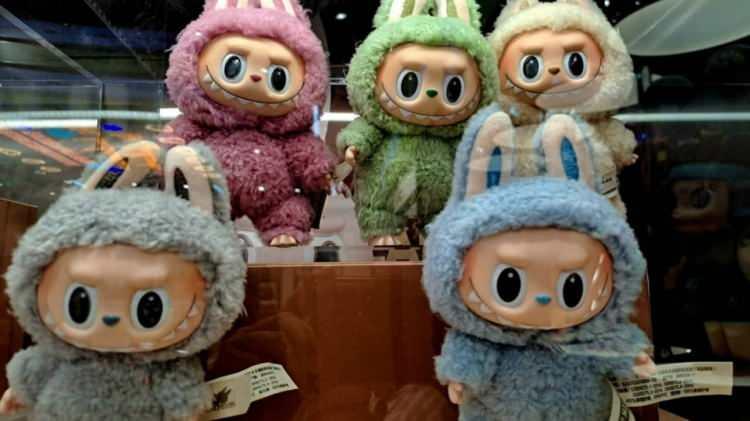 <p><span style="color:#FF0000"><strong>LABUBU İSTİLASI</strong></span></p>

<p><strong>Bu yılın en dikkat &ccedil;eken ve en tartışmalı moda trendlerinin başında 'Labubu' yer alıyor.&nbsp; Kasing Lung tarafından ill&uuml;strasyonlu kitap serisi The Monsters&rsquo;ın bir par&ccedil;ası olarak tasarlanan Labubu'lar, bu yıl resmen pop&uuml;ler k&uuml;lt&uuml;r&uuml;n bir par&ccedil;ası oldu. Bu k&uuml;&ccedil;&uuml;k fig&uuml;rlerin anahtarlıklardan &ccedil;anta aksesuarına kadar her yerde g&ouml;rd&uuml;k.</strong></p>
