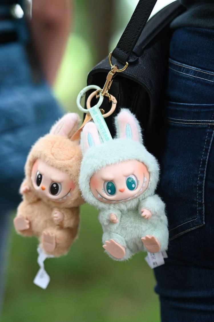 <p><strong>Ancak bu fig&uuml;rlerle sosyal medyada 'sahip olma' &uuml;zerinden kurulan g&ouml;r&uuml;n&uuml;rl&uuml;k ve prestij arayışıyla bağ kurulması b&uuml;y&uuml;k tartışmaları beraberinde getirdi.</strong></p>
