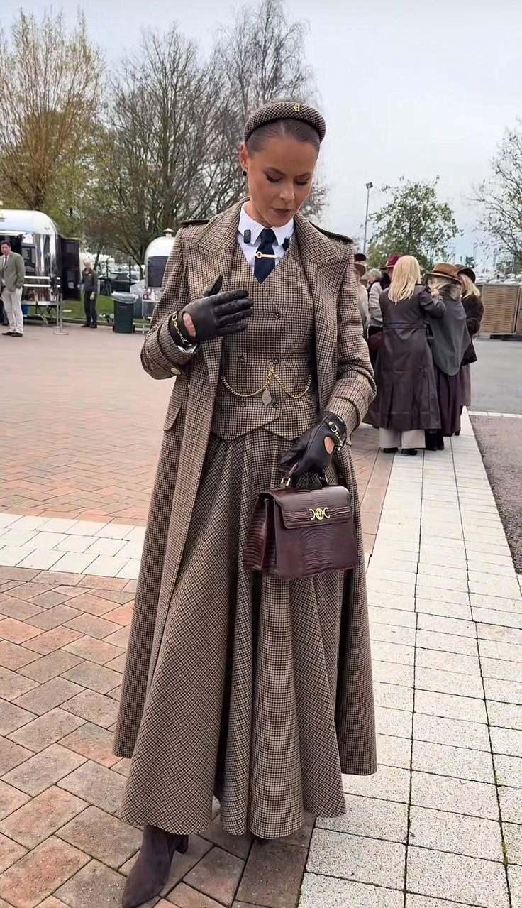 <p><span style="color:#FF0000"><strong>KAT KAT GİYİNMEK ARTIK BİR STİL&nbsp;</strong></span></p>

<p><strong>Rahatlık ve şıklığı birleştiren katmanlı kombinler, bu yılın vazge&ccedil;ilmezi oldu. Tiş&ouml;rt, g&ouml;mlek, hırka ya da s&uuml;veter gibi kat kat giyimlerin yanı sıra pantolon &uuml;zerine uzun etekler de bu yıl &ccedil;ok dikkat &ccedil;ekti.</strong></p>
