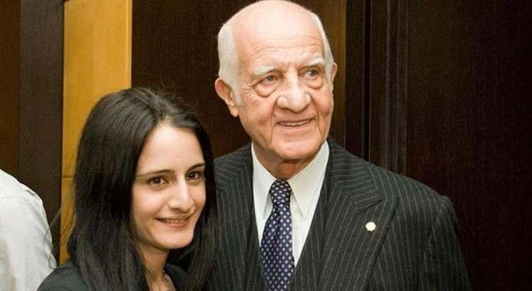 <p>Yaşanan hukuki s&uuml;recin ardından dikkat &ccedil;eken bir gelişme daha yaşandı. Ko&ccedil; Ailesi&rsquo;nin &uuml;&ccedil;&uuml;nc&uuml; kuşak temsilcisi İpek Kıra&ccedil;, yoğun bakımda tedavi g&ouml;ren babası İnan Kıra&ccedil;&rsquo;ın doğum g&uuml;n&uuml;n&uuml; sosyal medyada paylaştığı duygusal bir fotoğrafla kutladı. Paylaşım, baba-kız arasındaki buzların erimeye başladığı şeklinde yorumlandı.</p>
